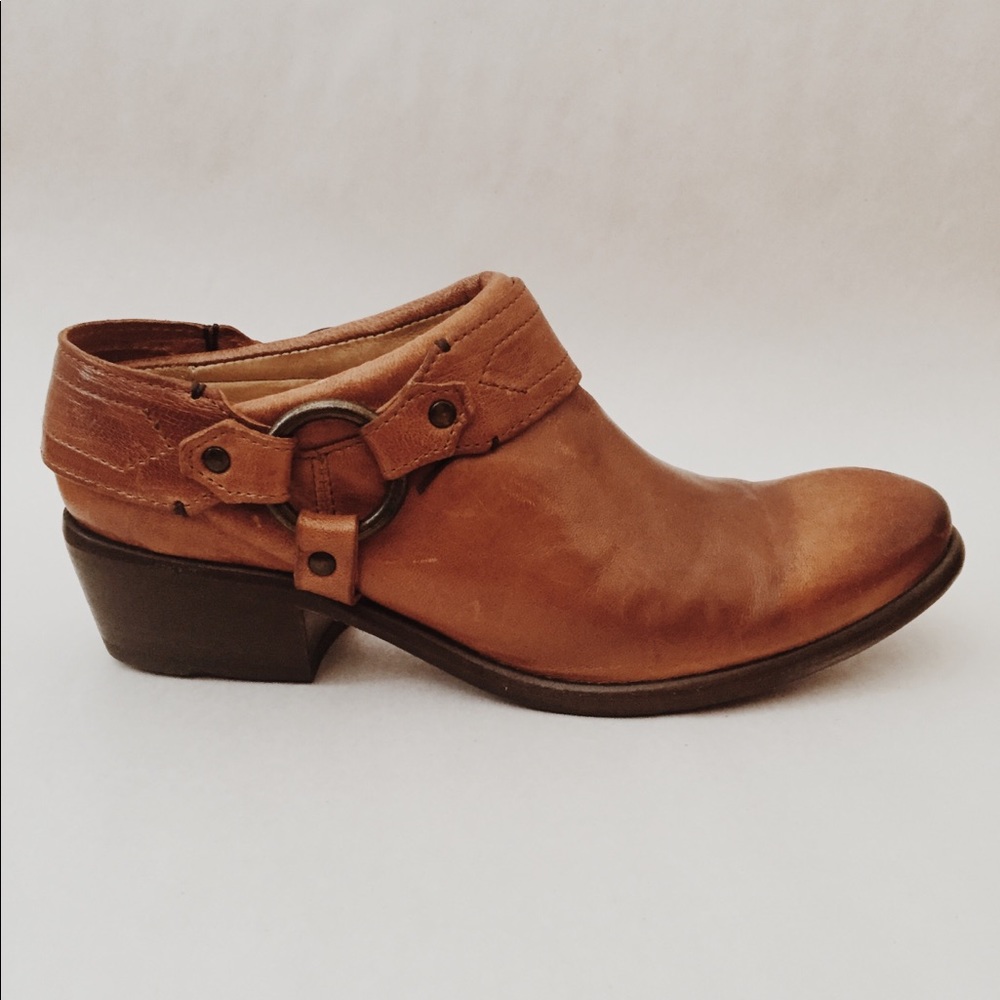 FRYE Carson Mule in Cognac